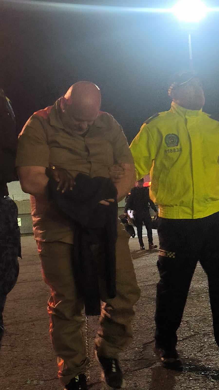 Fotografías del operativo registraron el momento en que el investigado abordó una aeronave institucional bajo un estricto esquema de seguridad para su posterior reclusión en una cárcel del país.