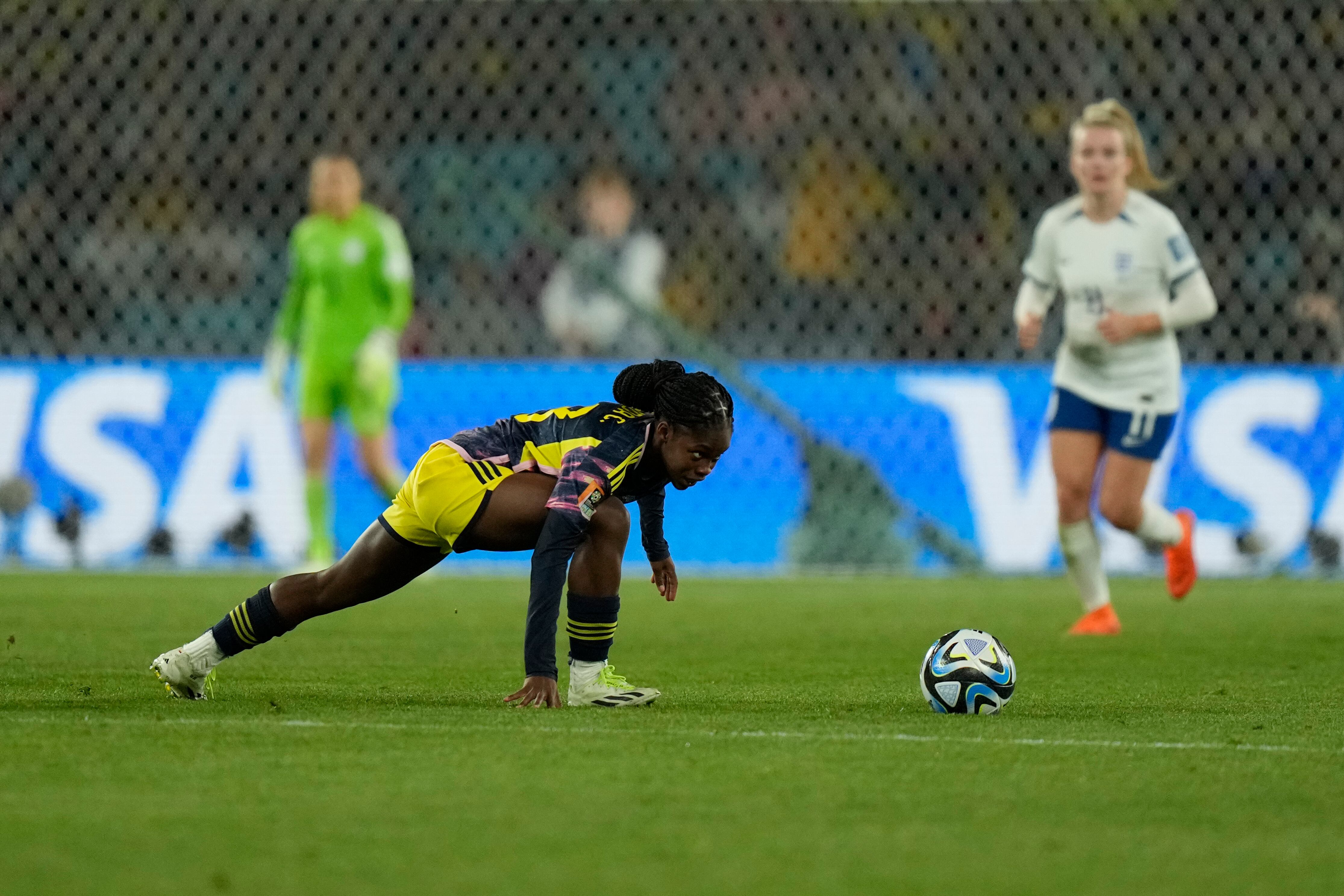Linda Caicedo de Colombia mira el balón mientras se desliza durante el partido de cuartos de final de la Copa Mundial Femenina de fútbol entre Inglaterra y Colombia en el Estadio Australia en Sídney, Australia, el sábado 12 de agosto de 2023. (Foto AP/Rick Rycroft)