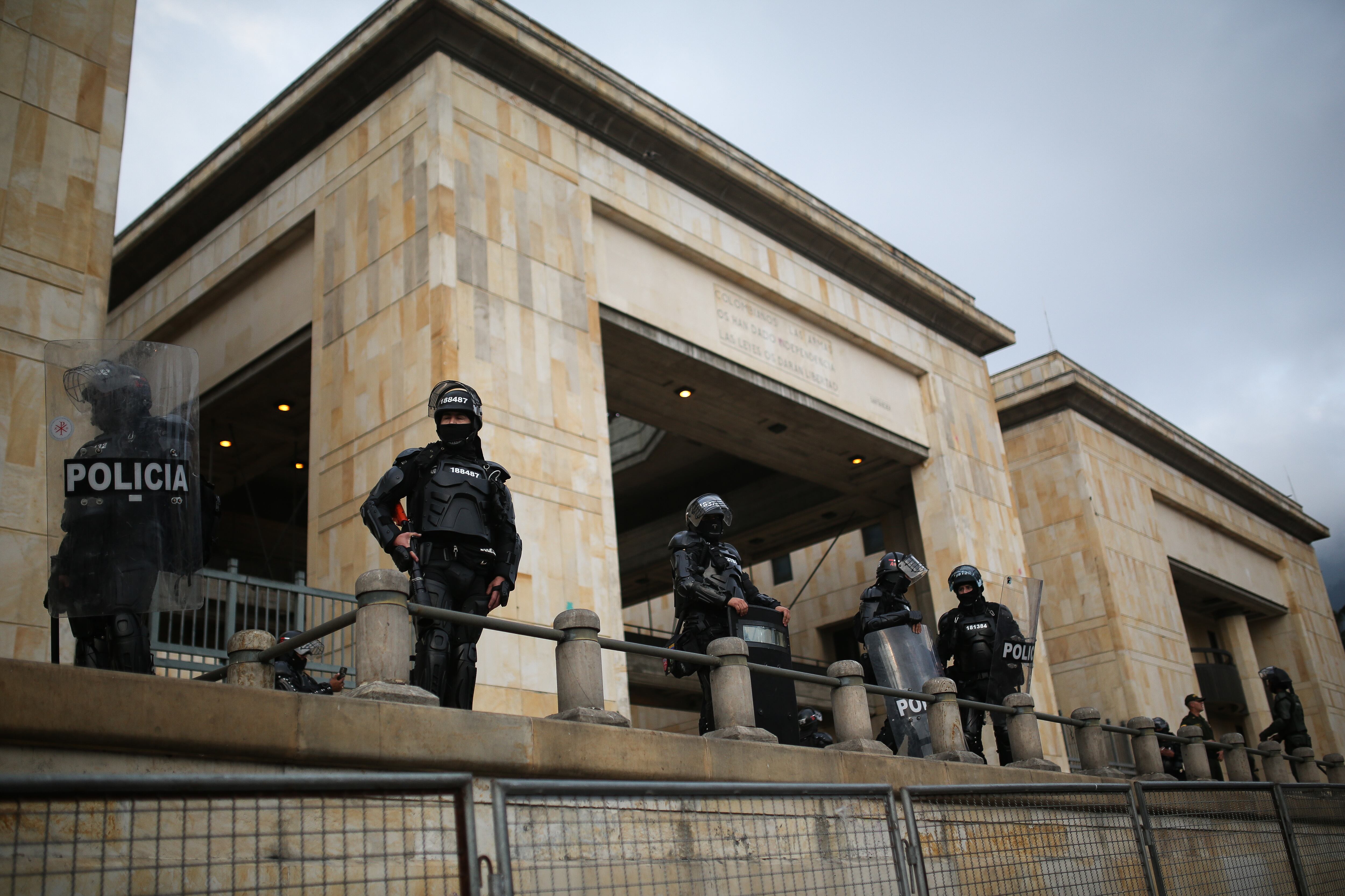 Esmad despejando las entradas a la Corte 
Protestas