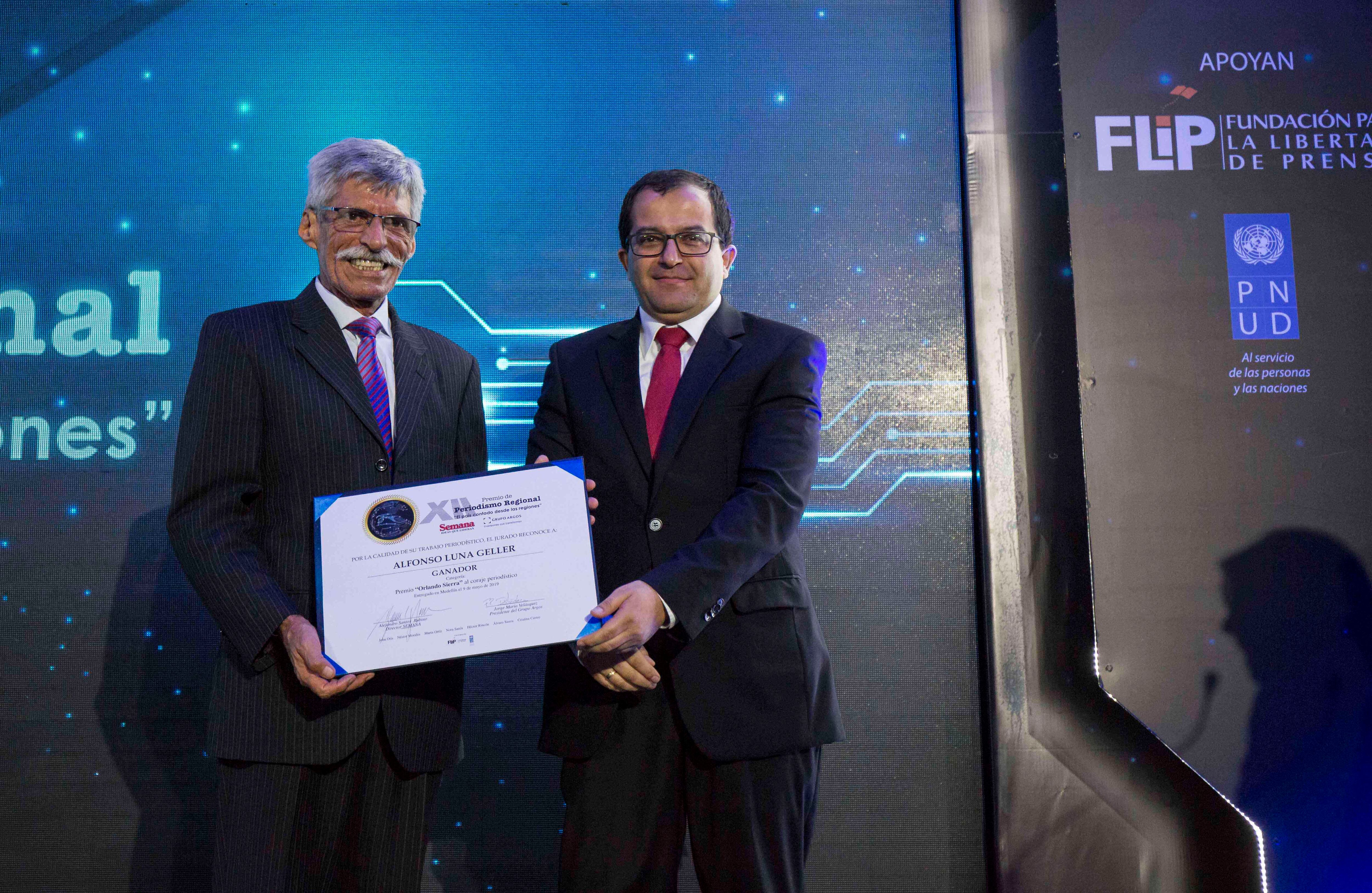 el Premio Orlando Sierra al Coraje Periodístico a Alfonso Luna Geller, director del Diario Proclama del Cauca.