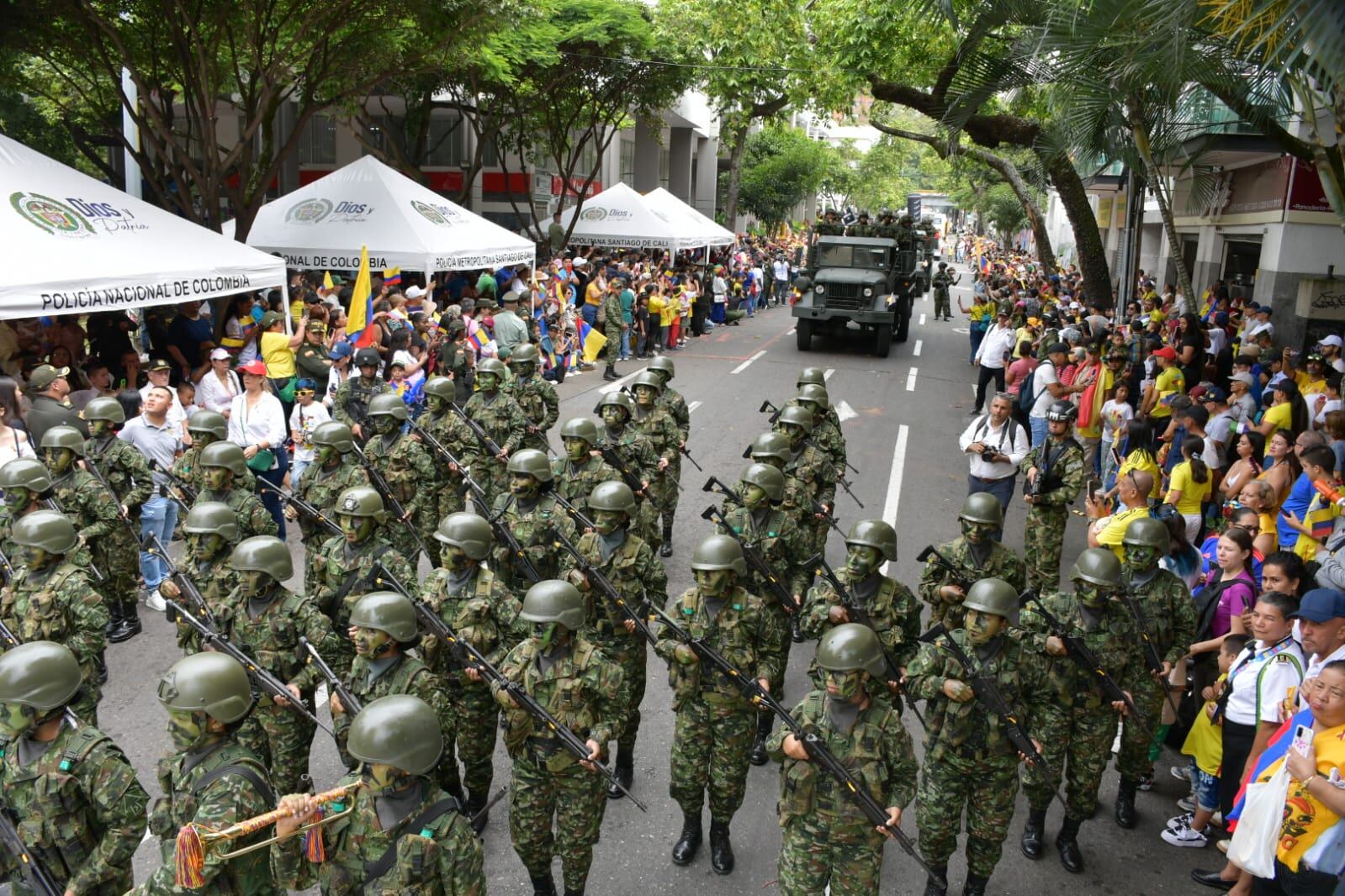 Cali: Desfile militar del 20 de julio en Cali. Foto Raúl Palacios.
