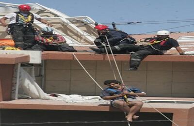 Destruidas quedaron viviendas, calles y vehículos a lo largo de varias vías de este país. El número de muertos aumenta cada vez más. Son las consecuencias de un terremoto de 8,8 grados de magnitud que sacudió a Chile en la madrugada del sábado 27 de febrero de 2010.