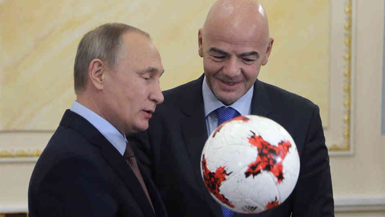 Vladimir Putin, presidente de Rusia, acompañado de Gianni Infantino, presidente de la Fifa.