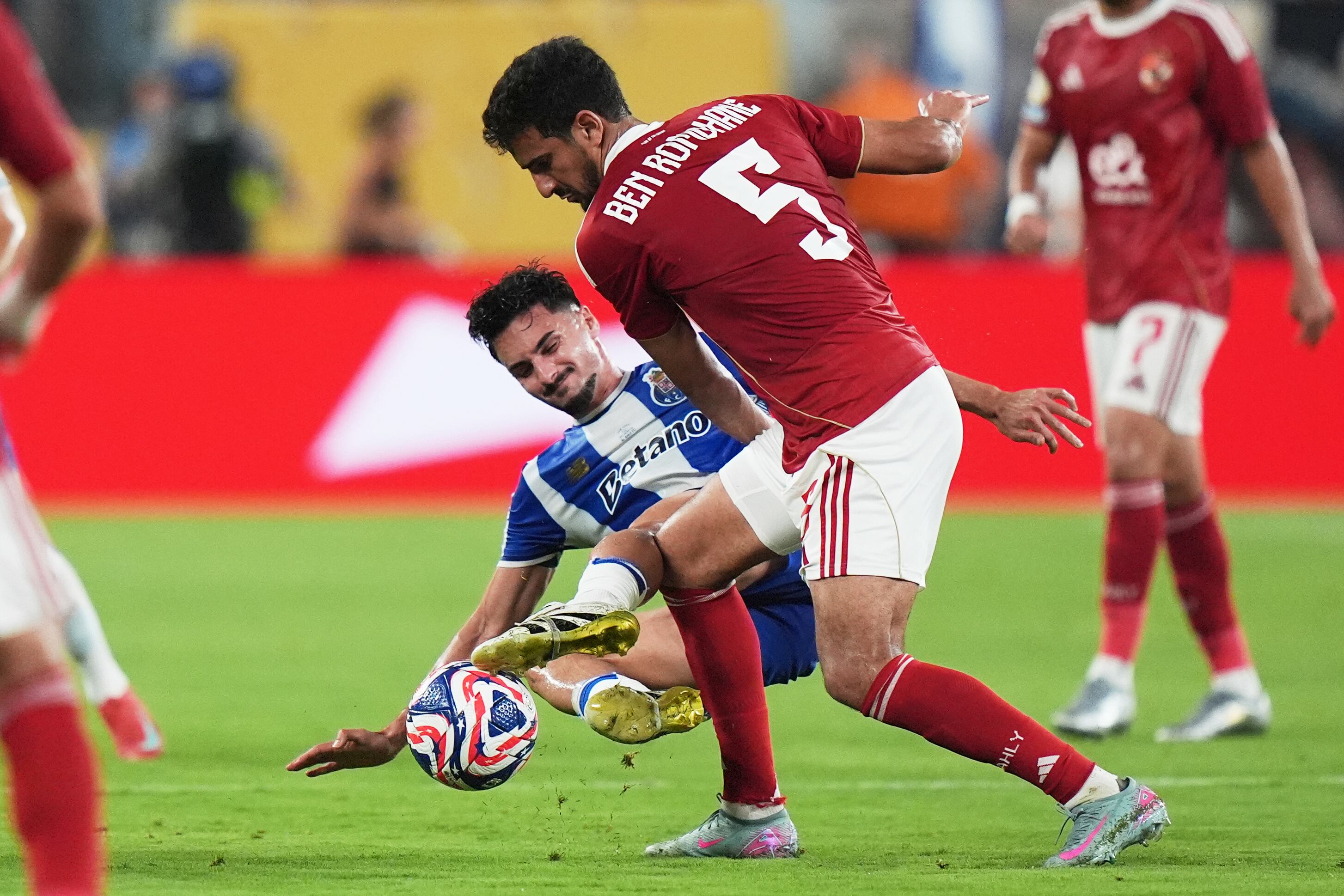 Partido de ocho goles (4-4) entre Porto y Al-Ahly.