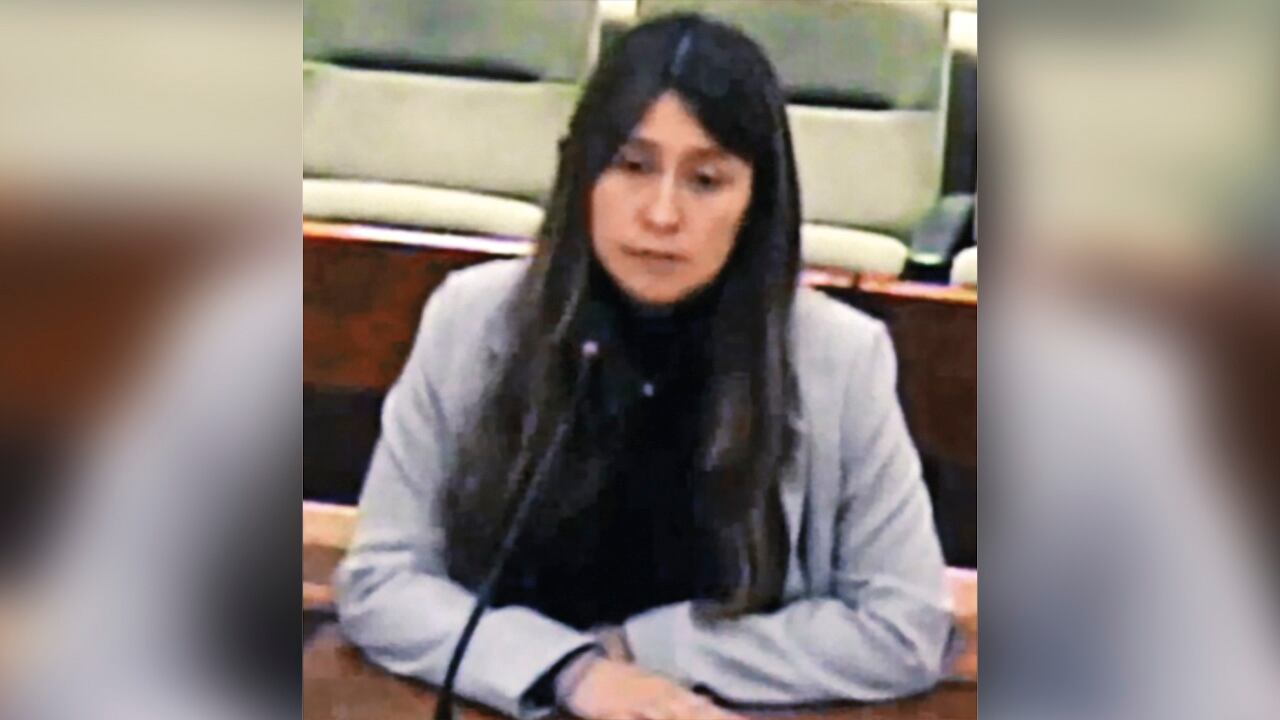 En un allanamiento en el domicilio de Andrea Ramírez, asesora del Ministerio de Hacienda, el 10 de diciembre de 2024, se encontró una tabla que refiere la entrega de millonarios contratos para congresistas de las comisiones económicas del Congreso.    