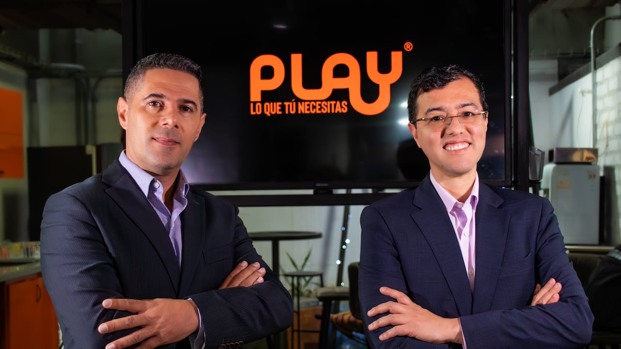 Mauricio Prias, CEO de Play Móvil, e Iván Montenegro, Country manager de Suma Móvil Colombia.