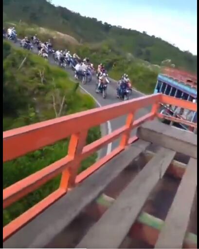 Caravana acompañó féretro de presunto autor de masacre contra policías