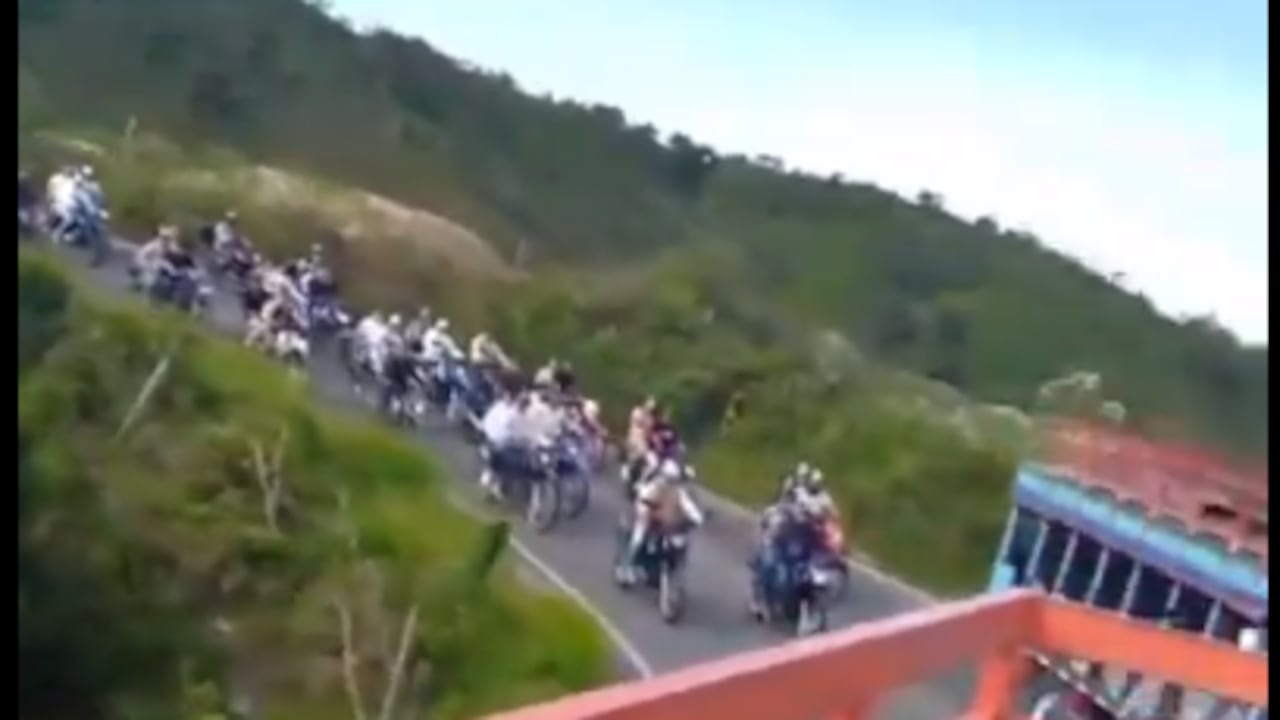 Caravana acompañó féretro del presunto autor de masacre contra policías.