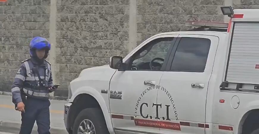 Ciudadana chilena fue víctima de un intento de robo cuando se desplazaba entre el puente aéreo de Bogotá y el aeropuerto internacional El Dorado, por dos hombres que se hicieron pasar por el CTI. Autoridades investigan.