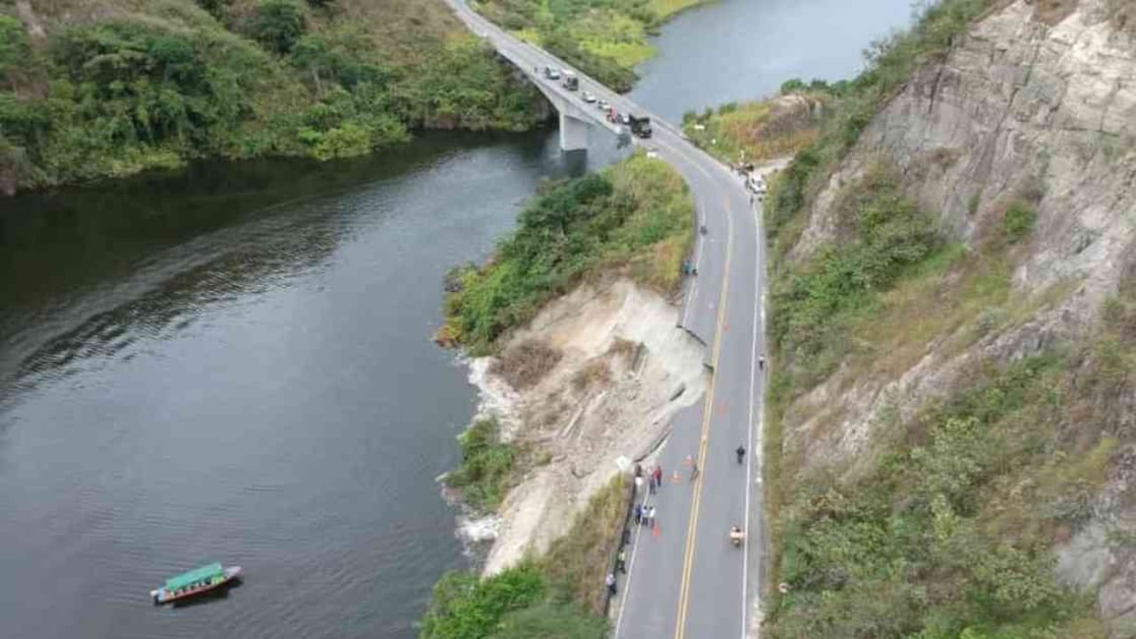 En inmediaciones del embalse El Quimbo se cayó un pedazo de la banca en vía que comunica a los municipios de Gigante y Garzón, Huila. Foto: Cortesía RCN