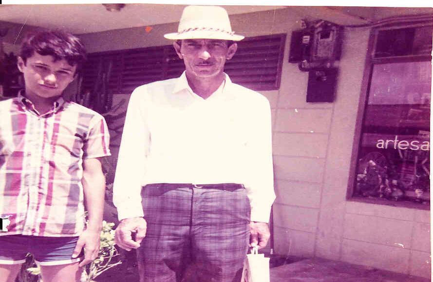 Al lado de su padre en un viaje a San Andrés. Tenía 12 o 13 años.