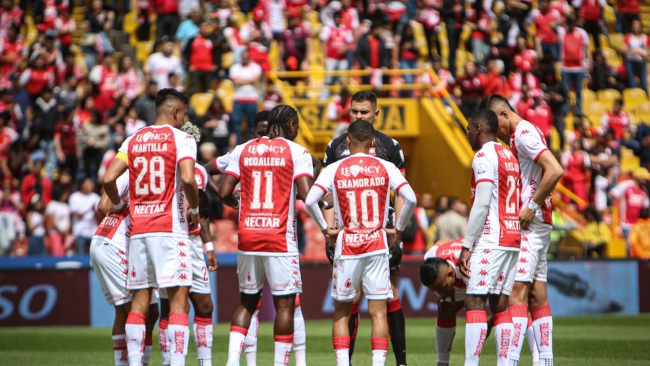 Jugadores de Independiente Santa Fe antes del partido ante Tolima