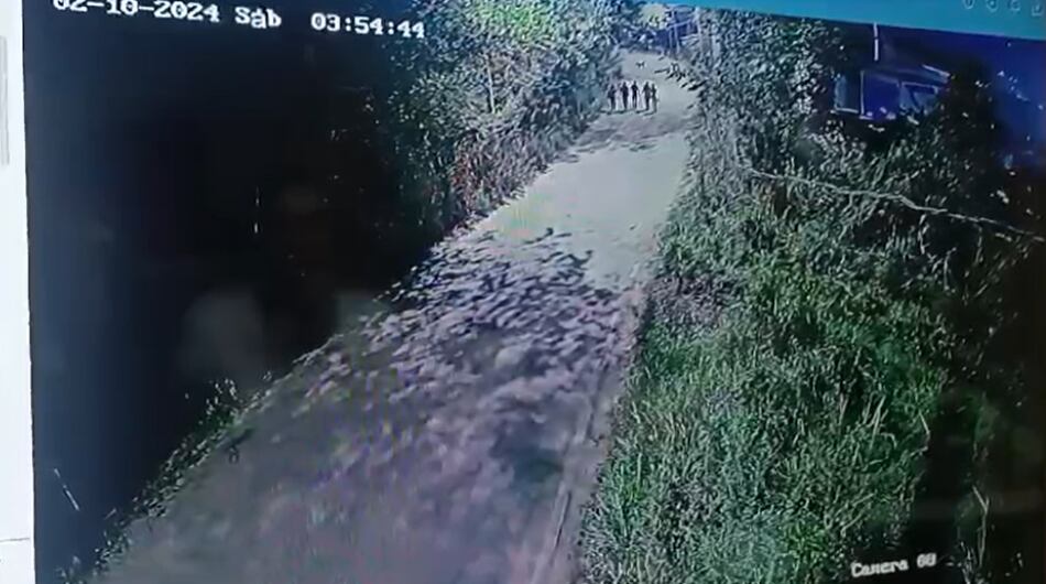 Momento en el que caminaban los afectados en accidente de Girón, Santander.