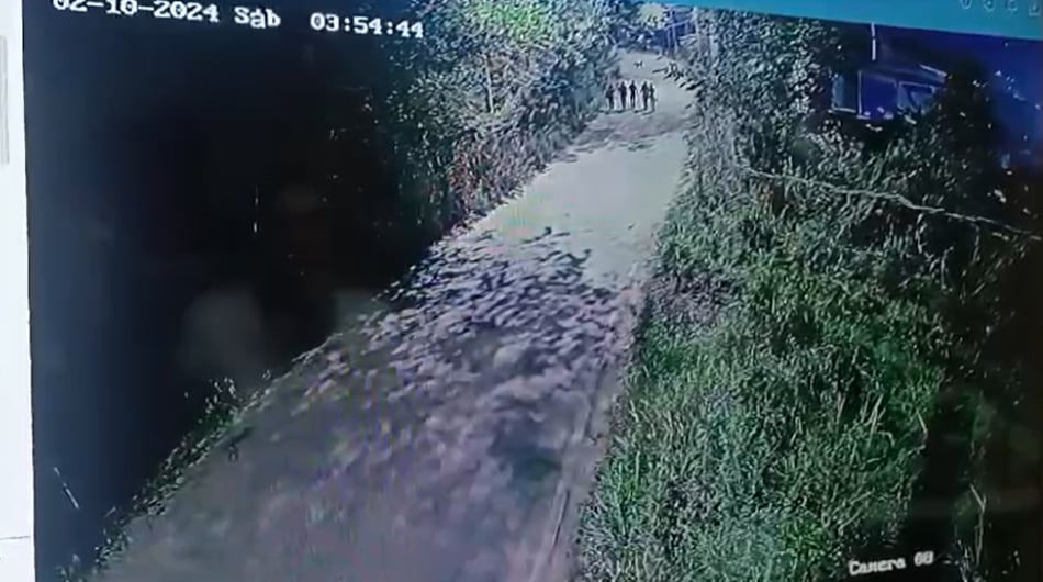 Momento en el que caminaban los afectados en accidente de Girón, Santander.