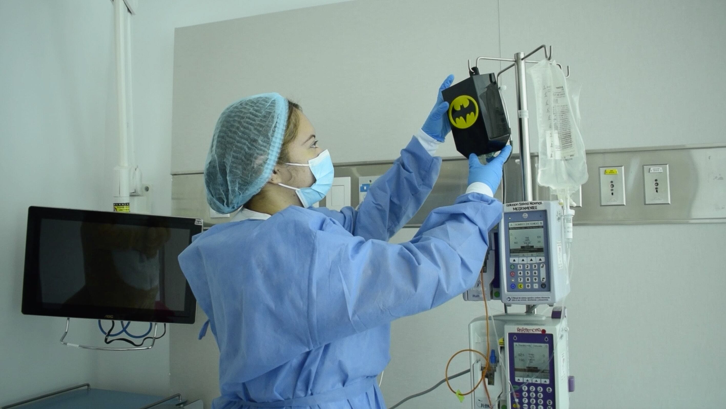 La estrategia consiste en la introducción de las mezclas de medicamentos de quimioterapia en cajas decoradas con escudos de superhéroes.