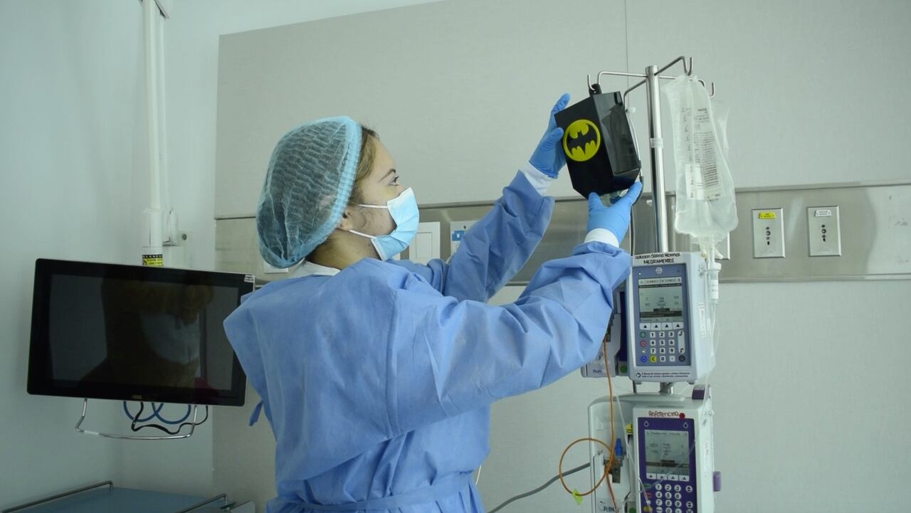 La estrategia consiste en la introducción de las mezclas de medicamentos de quimioterapia en cajas decoradas con escudos de superhéroes.