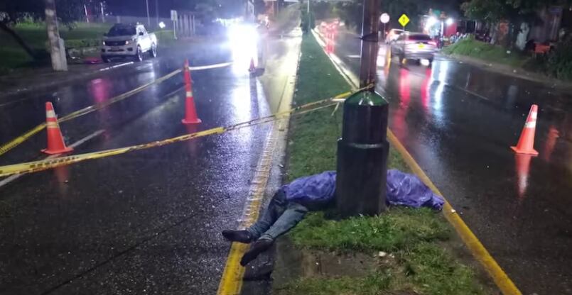 El joven impactó contra un poste de luz ubicado en el separador.