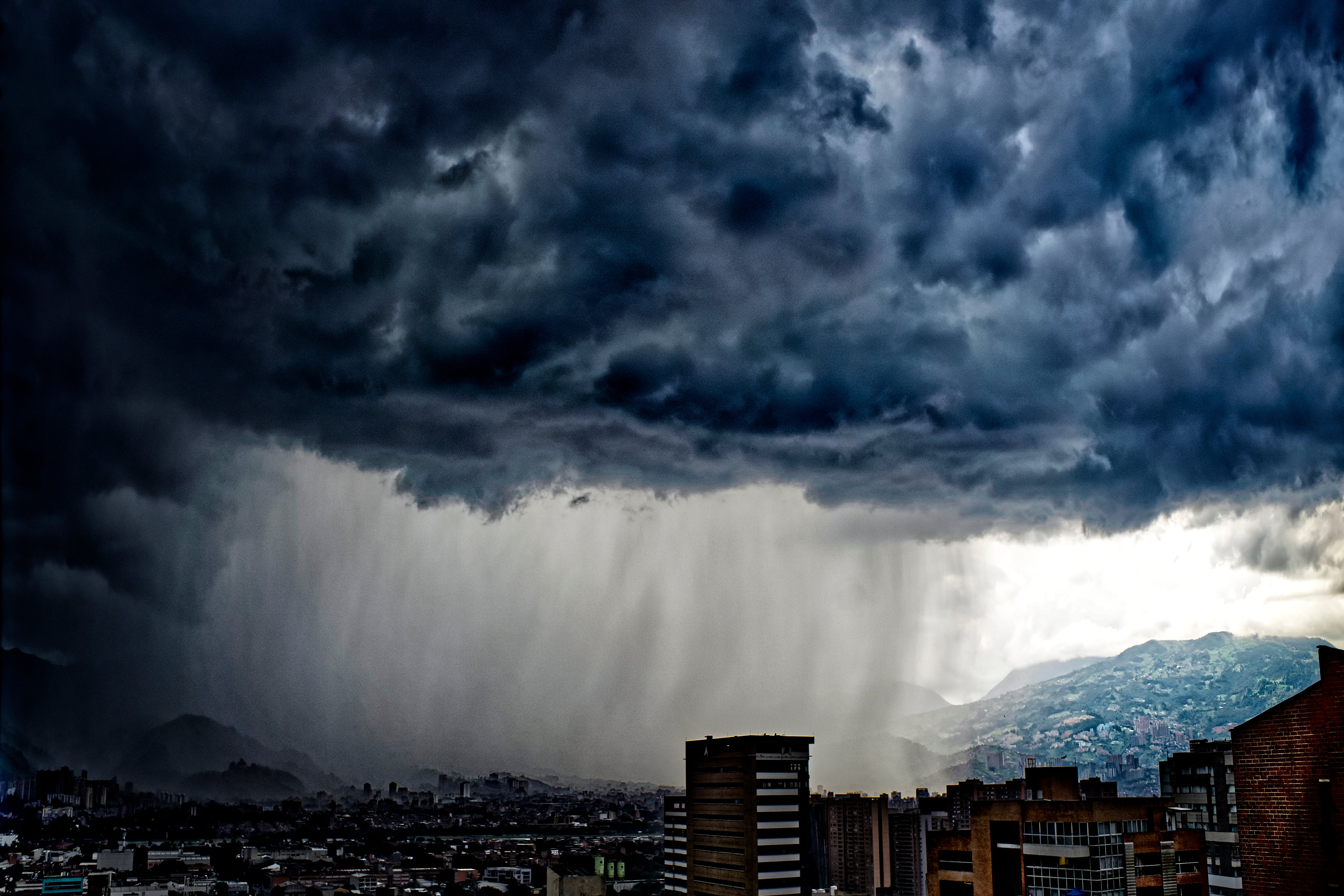 Las lluvias y tormentas eléctricas continuarán afectando varias regiones de Colombia durante las próximas 24 horas, según el más reciente pronóstico meteorológico.