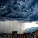 Las lluvias y tormentas eléctricas continuarán afectando varias regiones de Colombia durante las próximas 24 horas, según el más reciente pronóstico meteorológico.