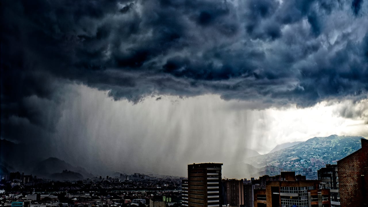 Las lluvias y tormentas eléctricas continuarán afectando varias regiones de Colombia durante las próximas 24 horas, según el más reciente pronóstico meteorológico.