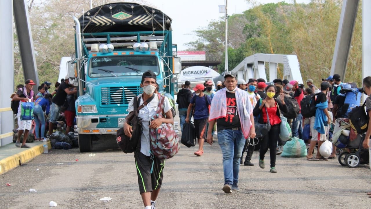 de esos 348 millones de dólares, 143 millones provienen de la Oficina de Población, Refugiados y Migración del Departamento de Estado, y más de 205 millones de la Agencia estadounidense para el Desarrollo Internacional (USAID).