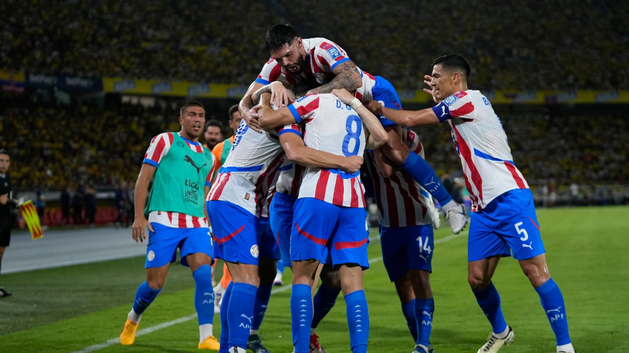 Jugadores de Paraguay celebrando el empate ante Colombia, en Barranquilla, por Eliminatorias.