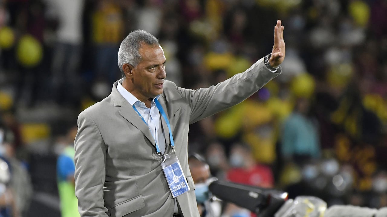 IBAGUE - COLOMBIA, 22-12-2021: Hernan Torres técnico del Tolima gesticula durante partido entre Deportes Tolima y Deportivo Cali por la final vuelta como parte de la Liga BetPlay DIMAYOR II 2021 jugado en el estadio Manuel Murillo Toro de la ciudad de Ibagué. / Hernan Torres coach of Tolima gestures during match between Deportes Tolima and Deportivo Cali for the second leg final as part of BetPlay DIMAYOR League II 2021 played at Manuel Murillo Toro stadium in Ibague city. Photo: VizzorImage / Gabriel Aponte / Staff