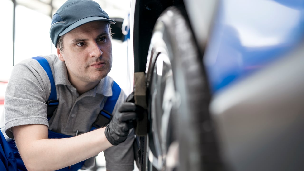 La rotación de las llantas debe hacerse siguiendo un patrón específico para que tenga éxito esta maniobra.