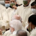 El papa Francisco sostiene una figura del Niño Jesús durante la misa de Nochebuena en la basílica de San Pedro en el Vaticano.