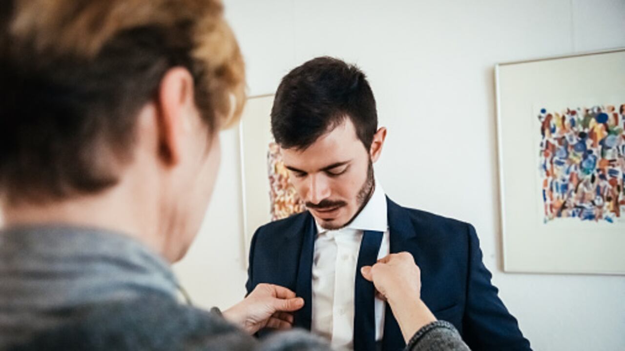 Las corbatas son un accesorio común en los hombres, pero también permite su uso en mujeres.