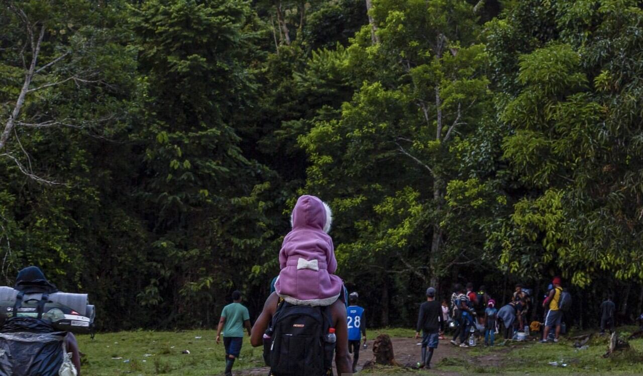 Son miles de migrantes los que ahora están cruzando el peligroso Tapón del Darién