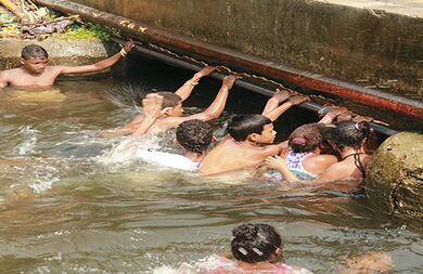 Los jóvenes en Aracataca y otros pueblos prefieren bañarse en las servidumbres y canales que sirven a las grandes haciendas que en los cada vez más secos ríos y quebradas.