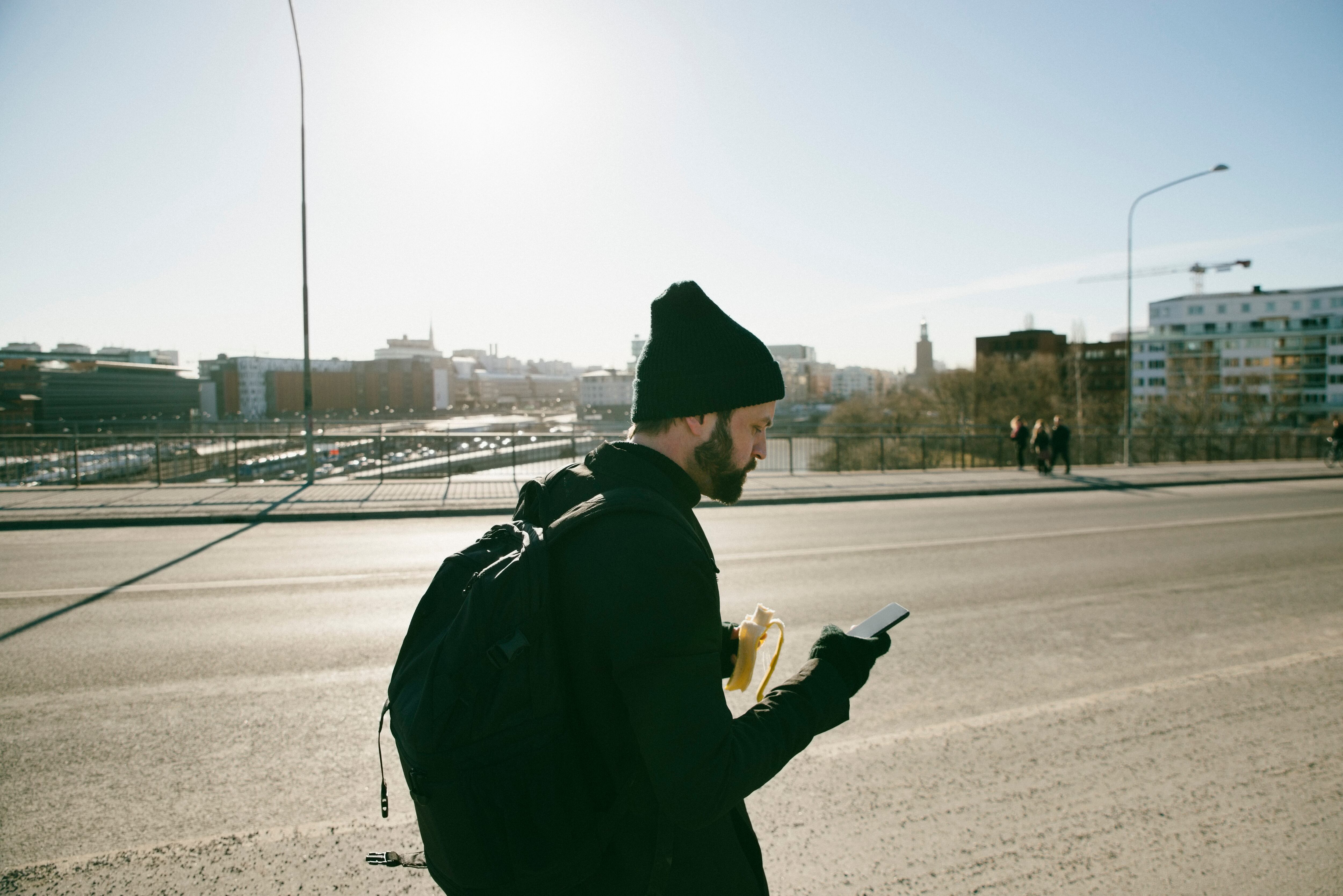 Por ir distraído viendo su celular un hombre cae en un agujero al interior de un centro comercial en Estambul, Turquía.