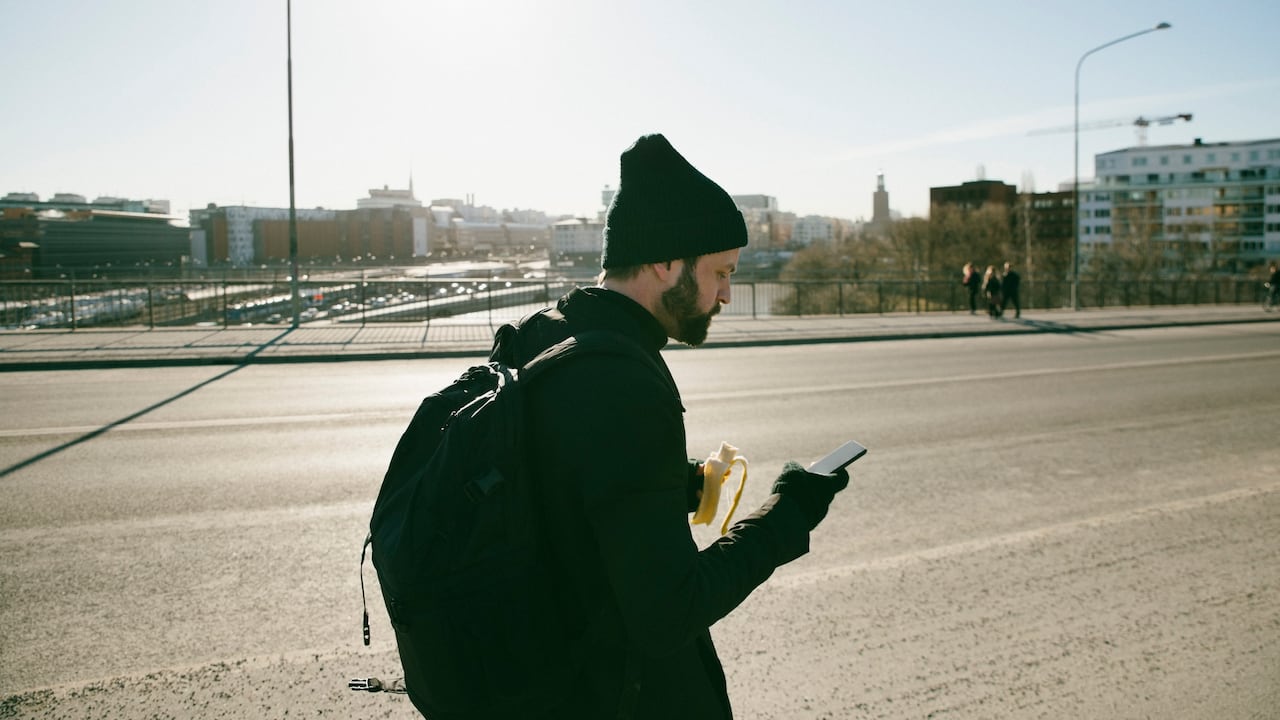 Por ir distraído viendo su celular, un hombre cae en un agujero al interior de un centro comercial en Estambul, Turquía. Imagen de referencia.