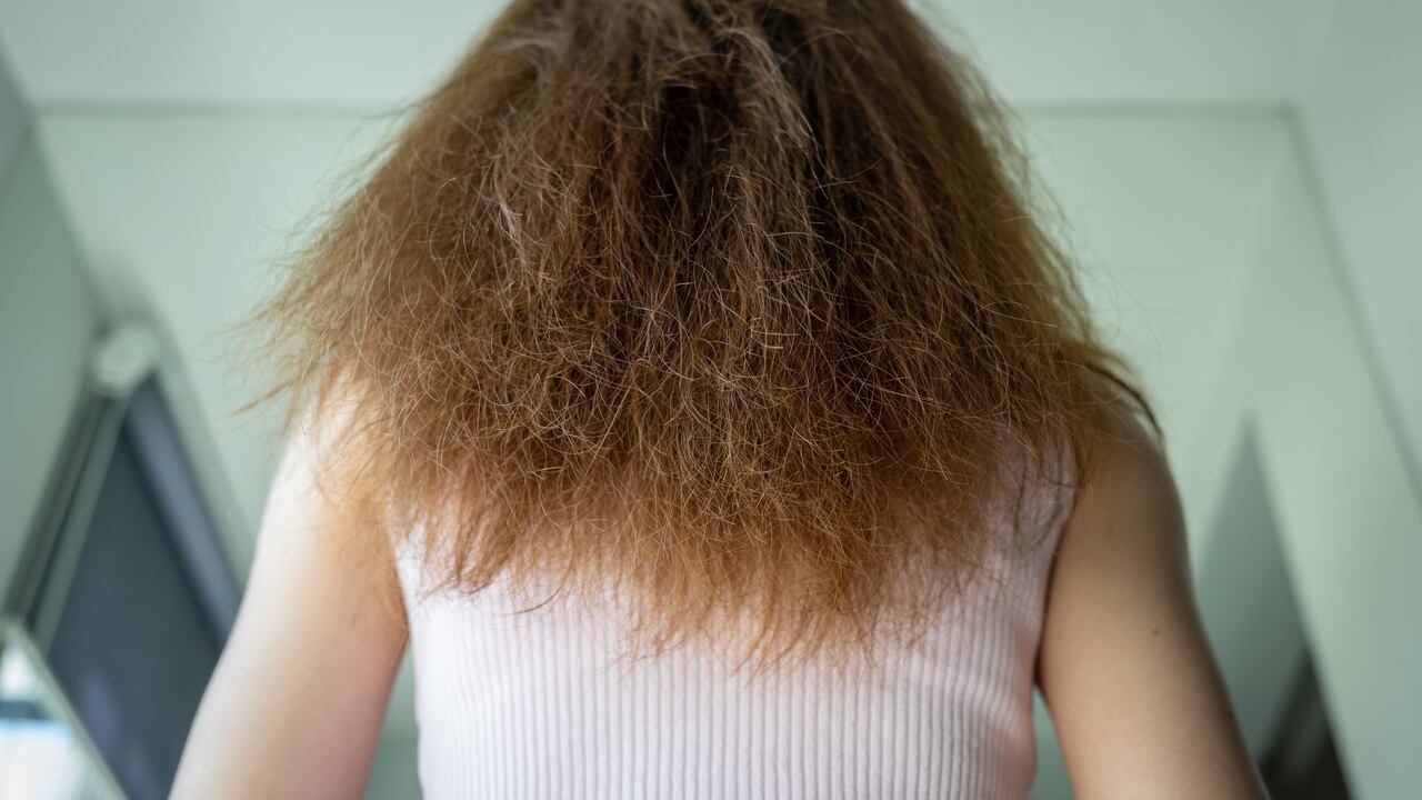 El cabello esponjado, suele estar asociado con una pérdida de humedad natural en las hebras.