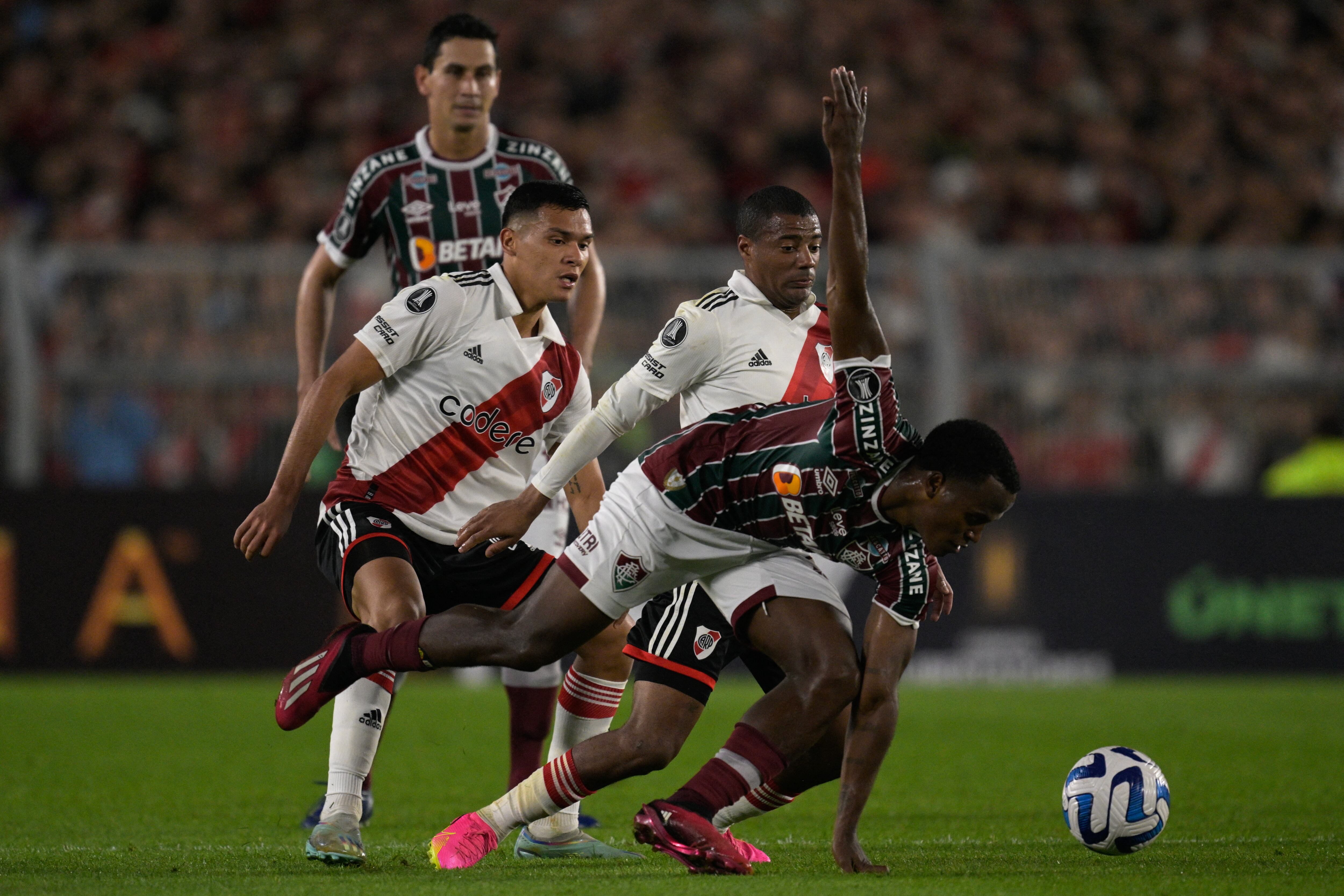 El colombiano Jhon Arias estuvo en la nómina de Fluminense que visitó el Monumental.