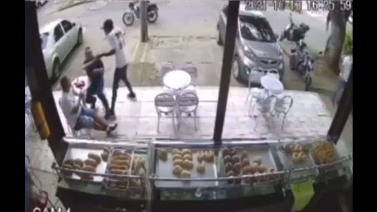 Momento en que las víctimas son abordadas por los asaltantes