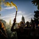 Activistas por el derecho al aborto se manifiestan frente al Congreso argentino mientras los legisladores debaten un proyecto de ley sobre su legalización, el jueves 10 de diciembre de 2020. Finalmente, la cámara baja aprobó una ley sobre el aborto legal presentada por el presidente Alberto Fernández. Foto: Natacha Pisarenko / AP