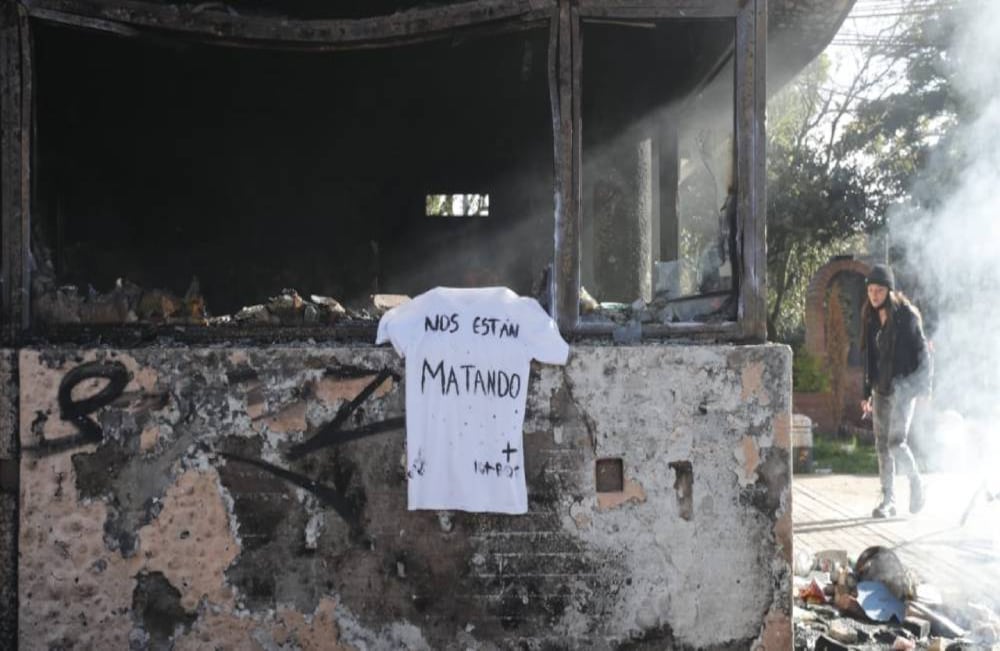 En la mañana de este jueves, una camiseta con el mensaje 'Nos están matando' fue colgada en la fachada que quedó del CAI La Gaitana. Guillermo Torres / SEMANA