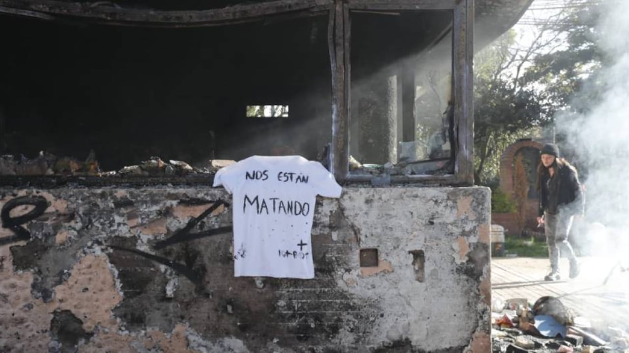 En la mañana de este jueves, una camiseta con el mensaje 'Nos están matando' fue colgada en la fachada que quedó del CAI La Gaitana.