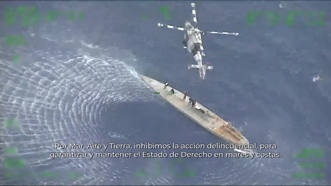 Desde la interceptación se siguió al submarino con buques oceánicos, patrullas y helicópteros, hasta lograr la detención.