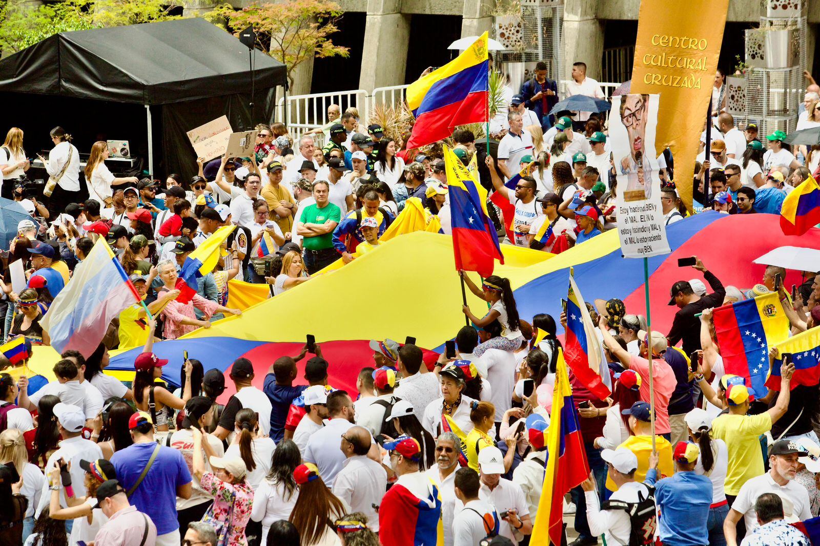 Plantón de venezolanos en Medellín.