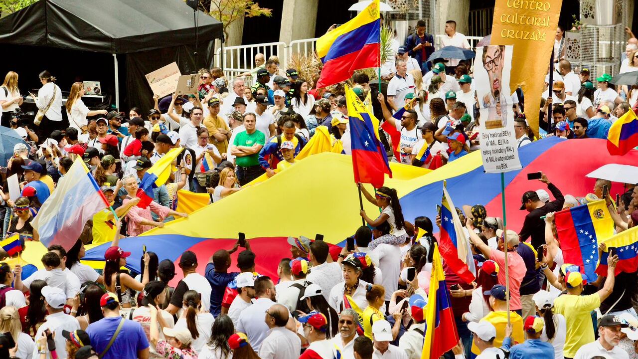Plantón de venezolanos en Medellín.