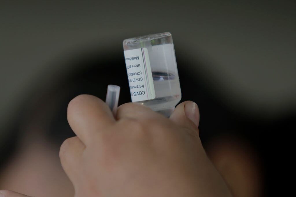 Una enfermera carga una jeringa en una unidad de vacunación de la estación Constitución de 1917 del metro de Ciudad de México, donde se aplica el biológico de AstraZeneca a personas que no han sido vacunadas o les falta un refuerzo. (Foto de Gerardo Vieyra/NurPhoto vía Getty Images)