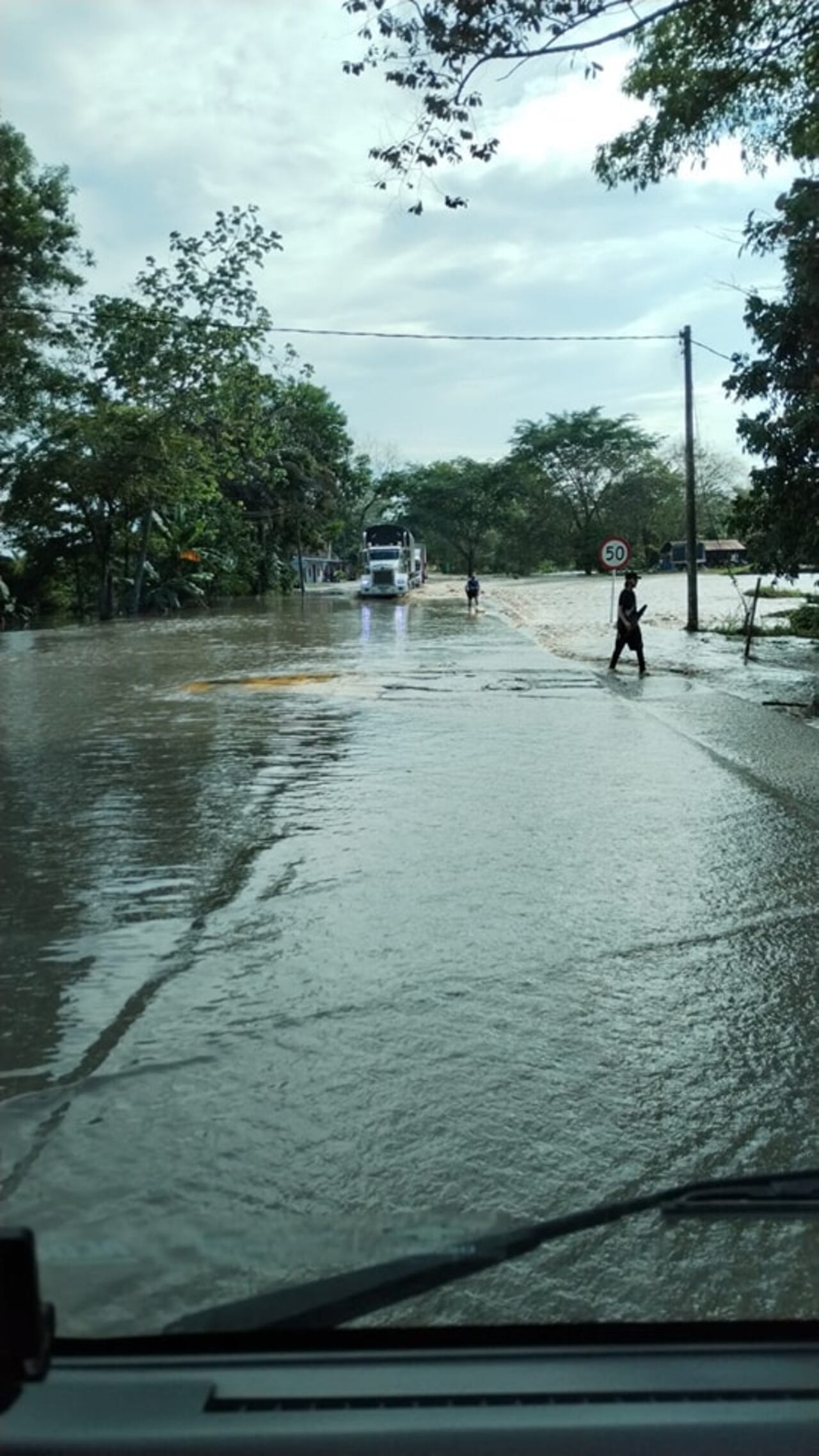 La movilidad también se ha visto afectada por el desbordamiento del río.