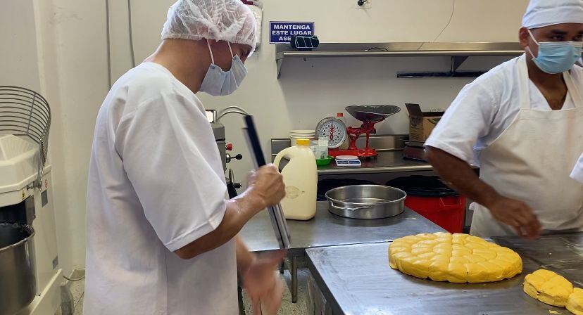 Juanito, el panadero ciego que se convirtió en ejemplo de resocialización en las cárceles de Colombia