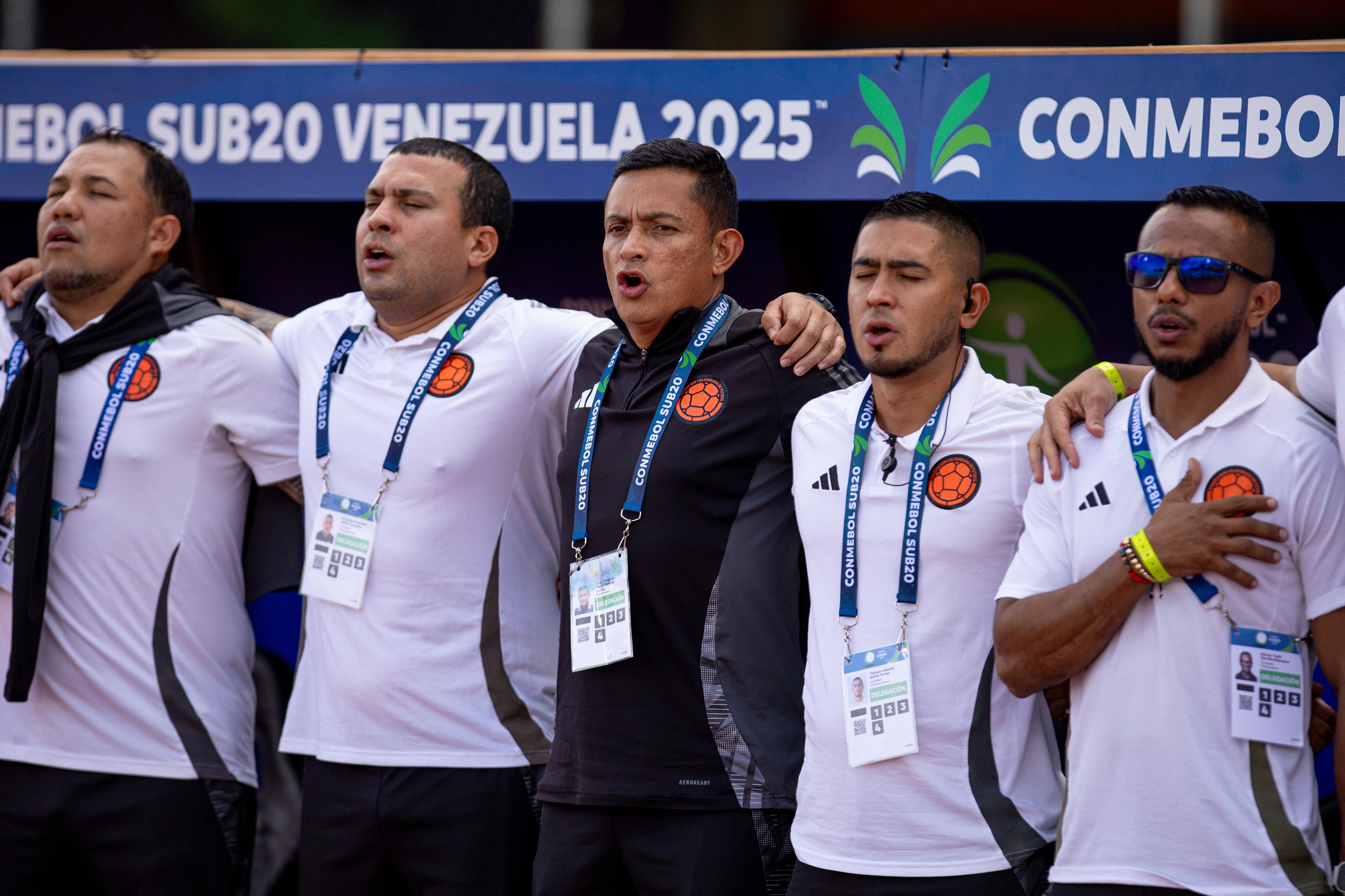 César Torres (centro) técnico de la Selección Colombia Sub-20 en el Sudamericano de Venezuela.