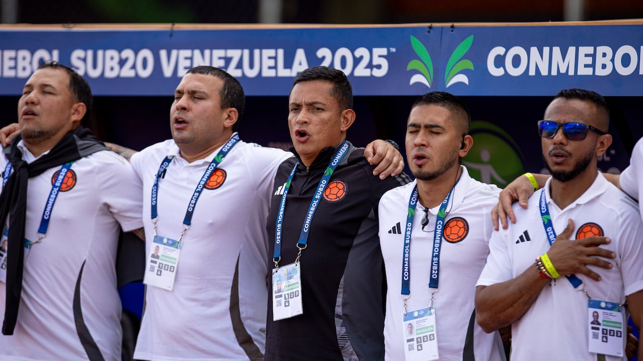 César Torres (centro) técnico de la Selección Colombia Sub-20 en el Sudamericano de Venezuela.