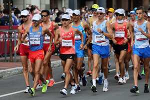 Colombia's Eider Arevalo, Japan's Toshikazu Yamanishi, Italy's Massimo Stano, Japan's Eiki Takahashi, Italy's Francesco Fortunato and other athletes compete in the men's 20km race walk final during the Tokyo 2020 Olympic Games at the Sapporo Odori Park in Sapporo on August 5, 2021. (Photo by Giuseppe CACACE / AFP)