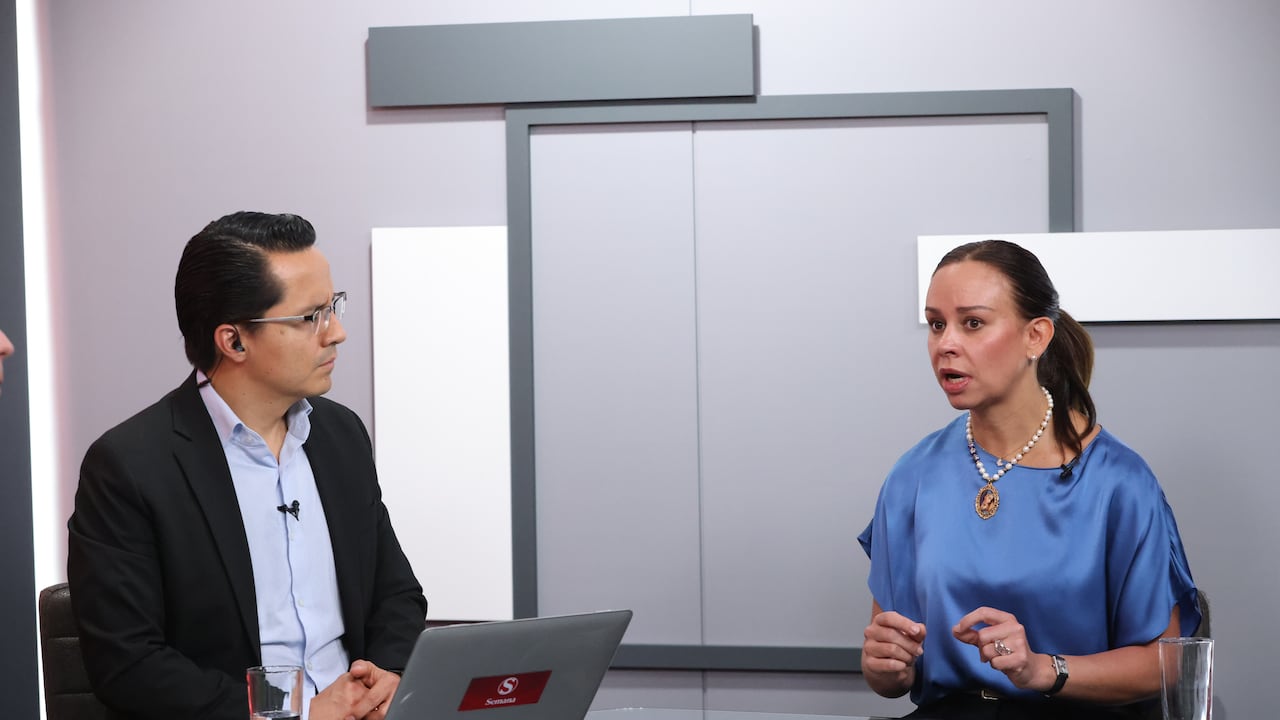 María Claudia Tarazona, viuda del senador y precandidato presidencial Miguel Uribe Turbay, el 30 de julio de 2026 en las instalaciones de SEMANA, en Bogotá. Junto a ella Yesid Lancheros, director de la revista